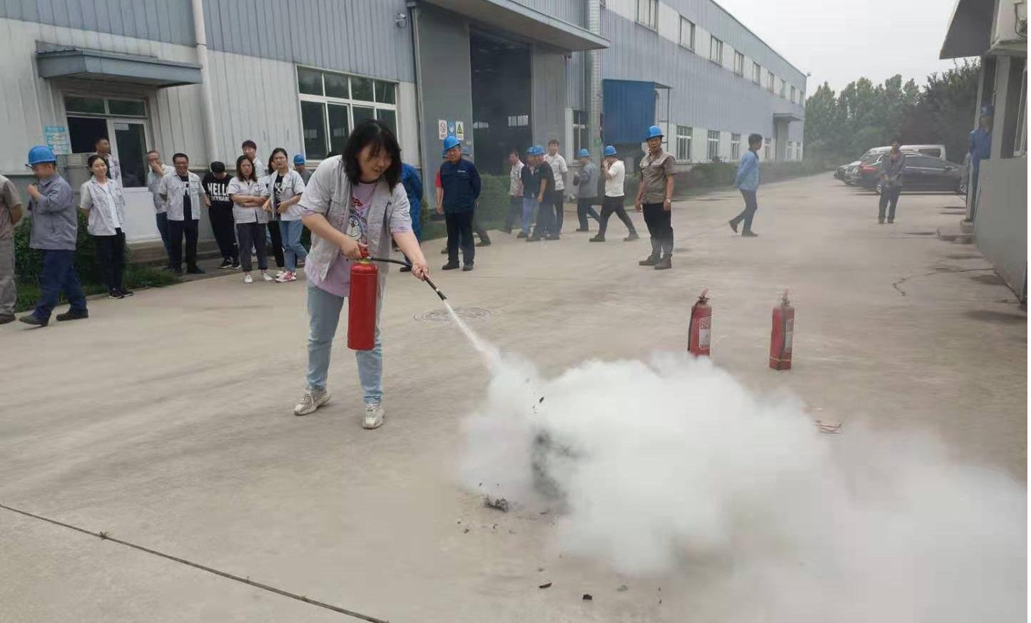 加强消防安全教育，组织开展消防培训、消防演练